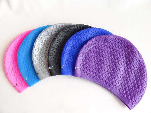 游泳戴硅膠的好還是布的好，硅膠泳帽和布泳帽哪個更舒服？